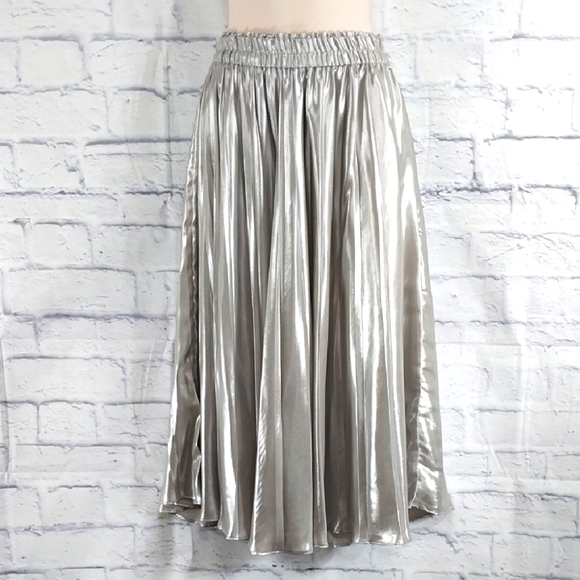 H&M Skirt Silver Pleated Elastic Waist Sz 8 - Picture 1 of 4